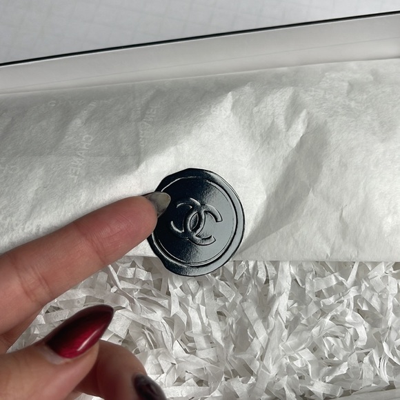 Chanel White Box and Envelope - Picture 9 of 10